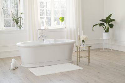 Refinished Bathtub in Bathroom Setting